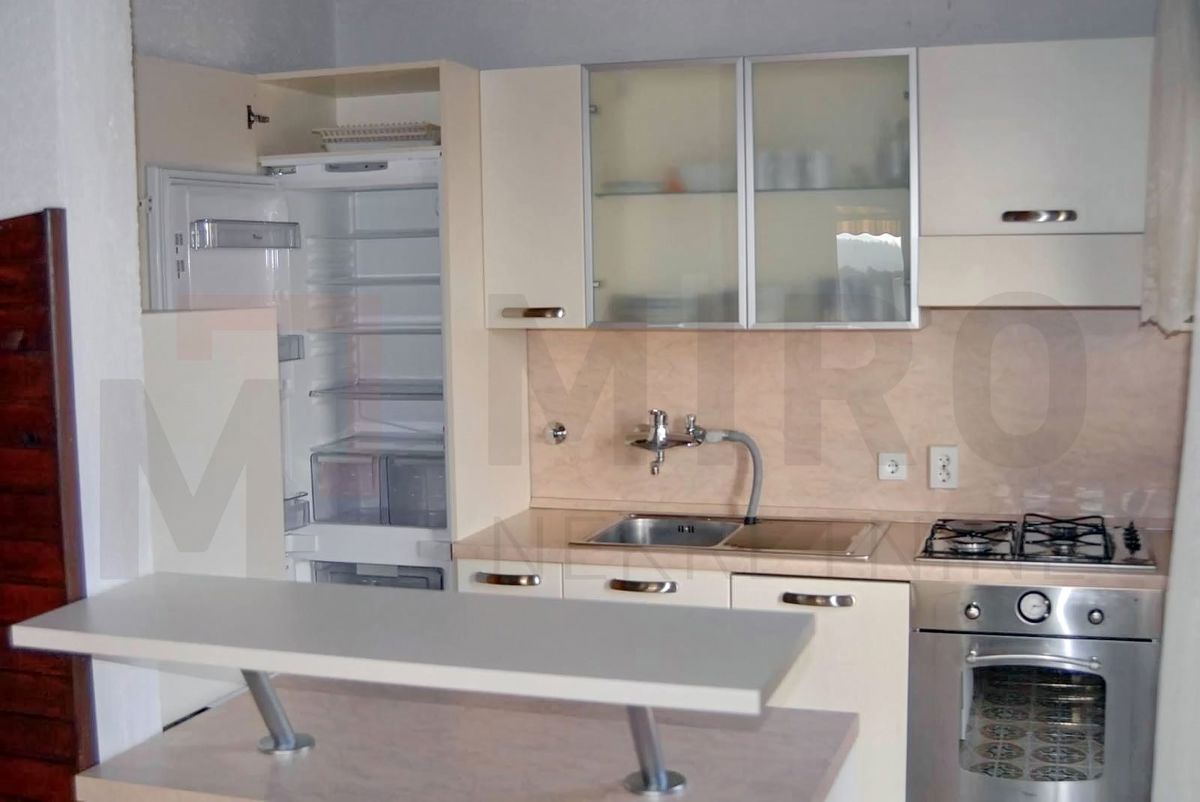 Punat, samostojna hiša z dvema ločenima apartmajema in bazenom, NAPRODAJ