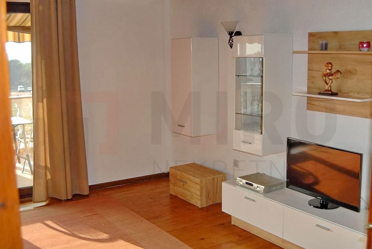 Punat, samostojna hiša z dvema ločenima apartmajema in bazenom, NAPRODAJ