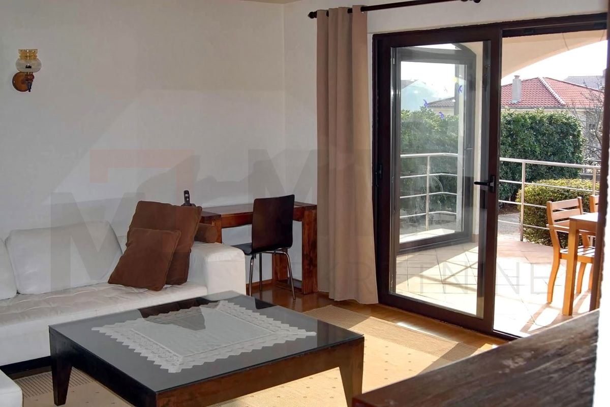 Punat, samostojna hiša z dvema ločenima apartmajema in bazenom, NAPRODAJ