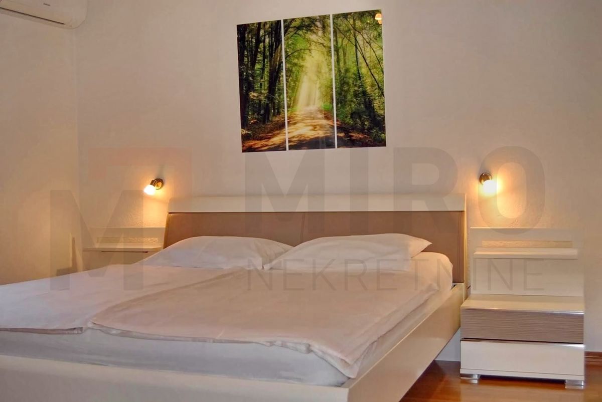 Punat, samostojna hiša z dvema ločenima apartmajema in bazenom, NAPRODAJ
