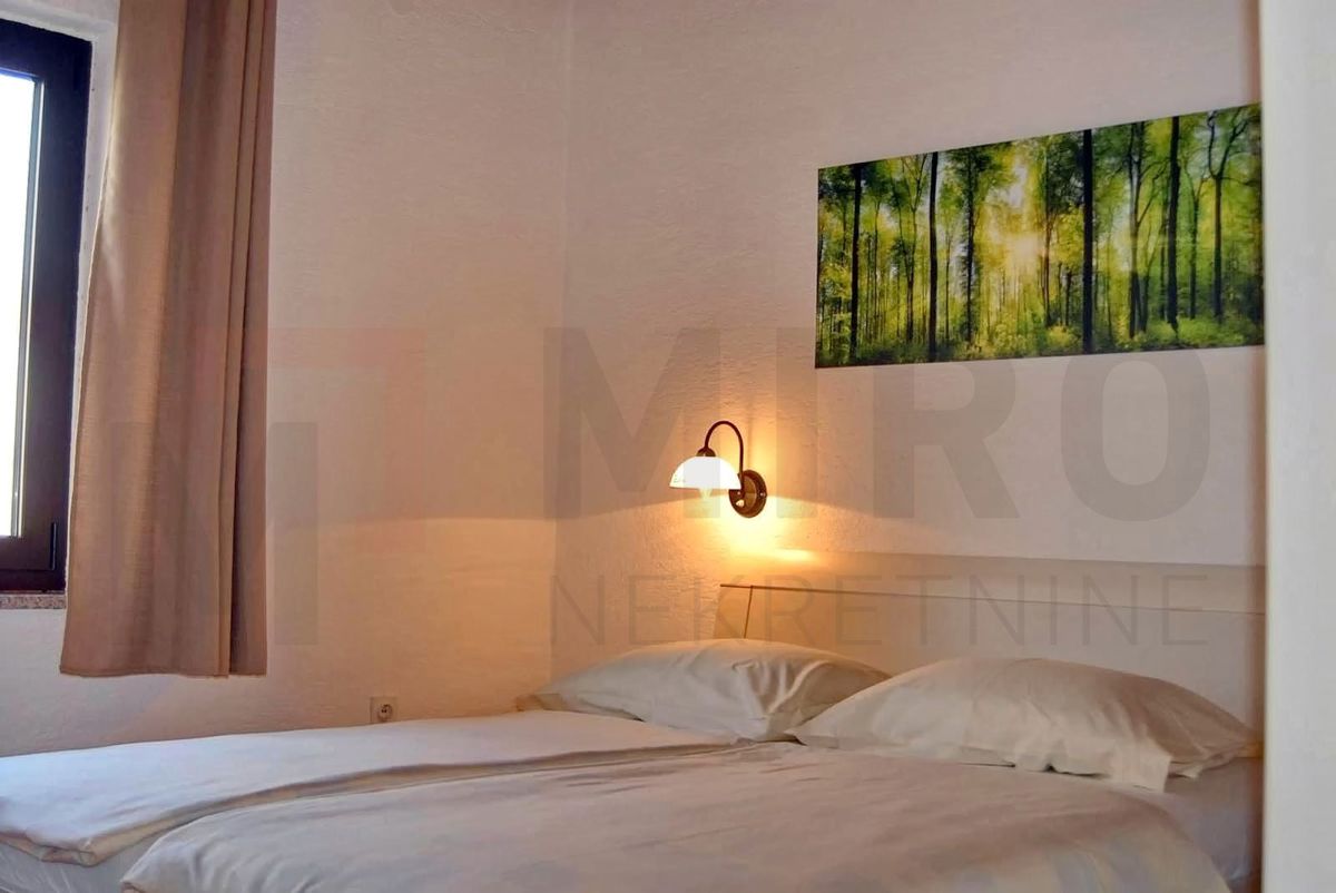 Punat, samostojna hiša z dvema ločenima apartmajema in bazenom, NAPRODAJ