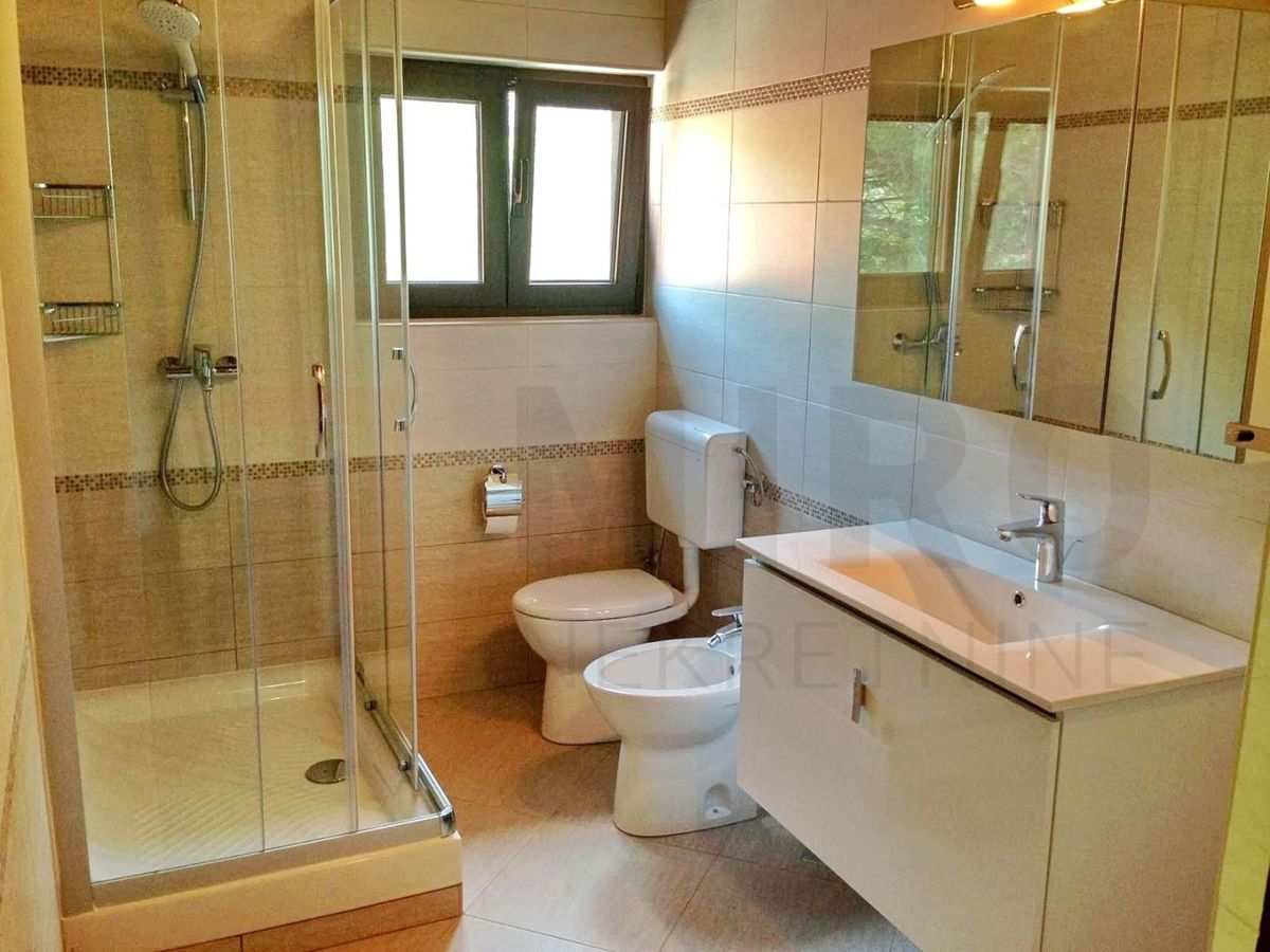 Punat, samostojna hiša z dvema ločenima apartmajema in bazenom, NAPRODAJ