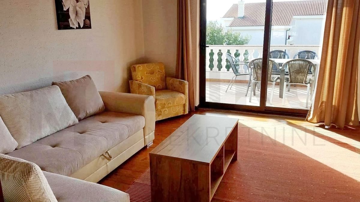 Punat, samostojna hiša z dvema ločenima apartmajema in bazenom, NAPRODAJ
