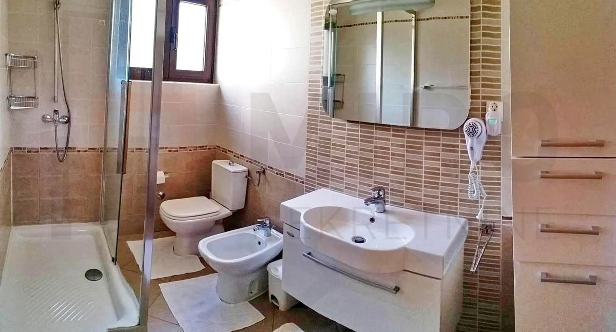 Punat, samostojna hiša z dvema ločenima apartmajema in bazenom, NAPRODAJ