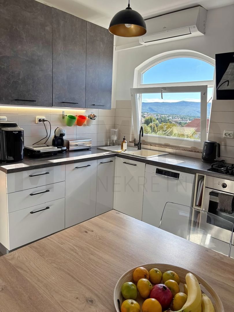 Mesto Krk, čudovito opremljeno trosobno stanovanje s pogledom na morje!