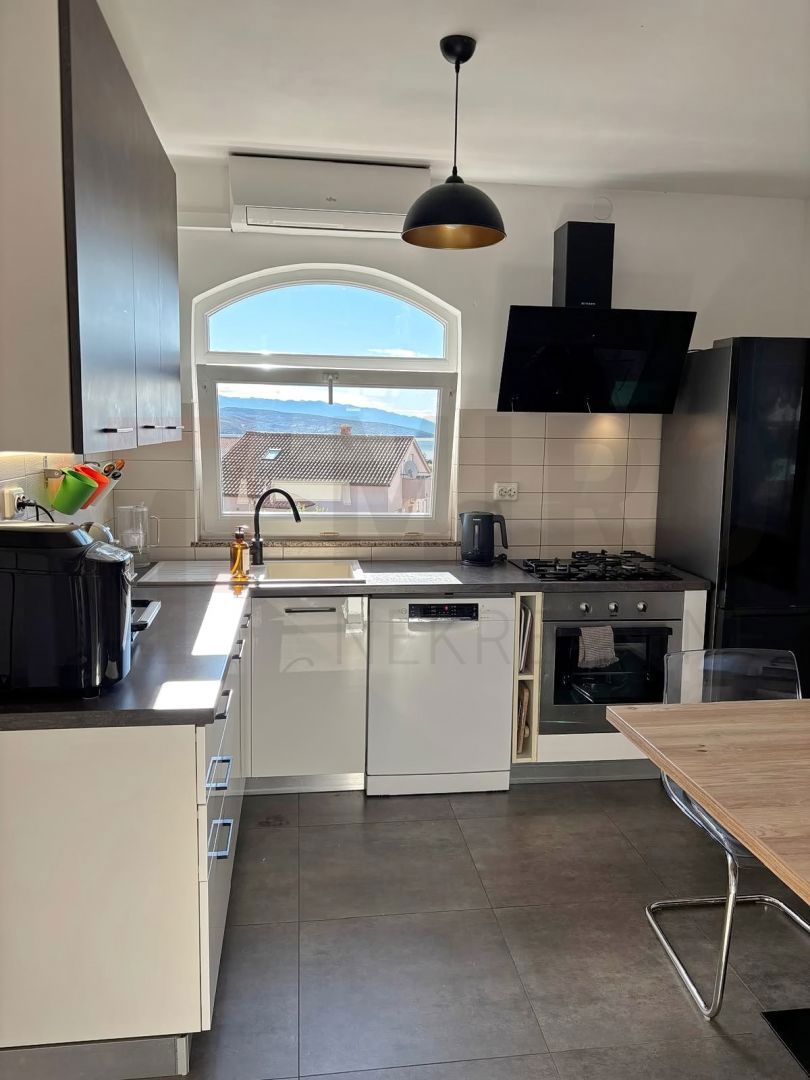 Mesto Krk, čudovito opremljeno trosobno stanovanje s pogledom na morje!