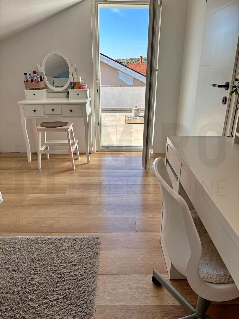 Mesto Krk, čudovito opremljeno trosobno stanovanje s pogledom na morje!