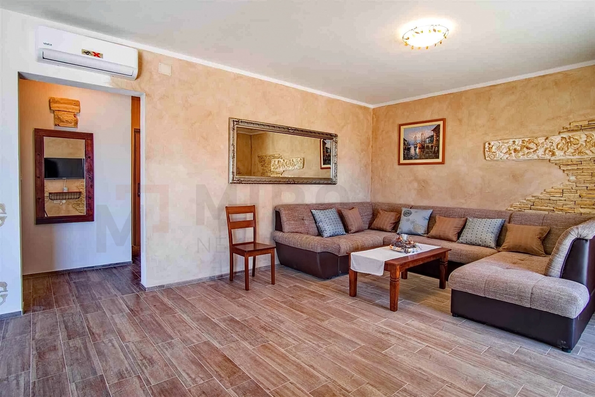 Krk, okolica, dve hiši z dvema bazenoma za investicijo, PRODAJA!