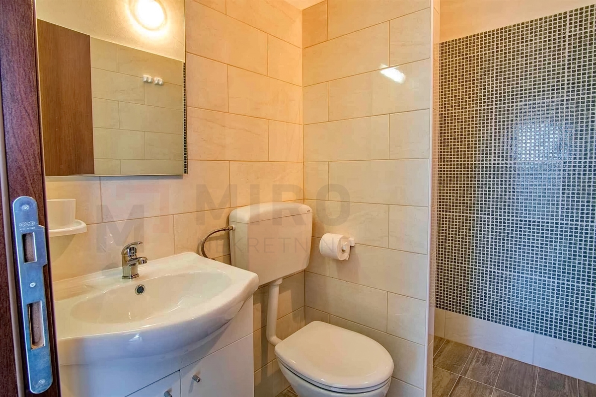 Krk, okolica, dve hiši z dvema bazenoma za investicijo, PRODAJA!