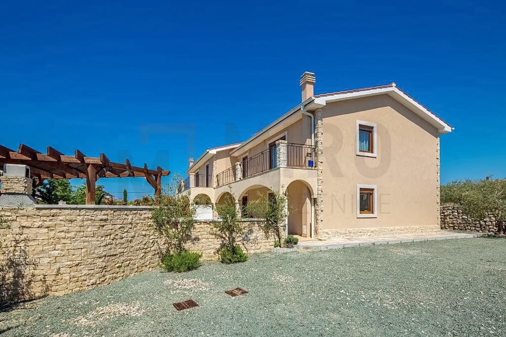 Krk, okolica, dve hiši z dvema bazenoma za investicijo, PRODAJA!