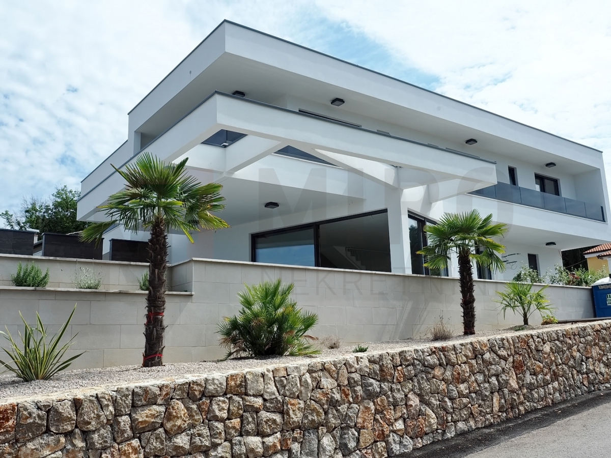 Njivice, ekskluzivna vila z bazenom 120 m od plaže, PRODAJA!