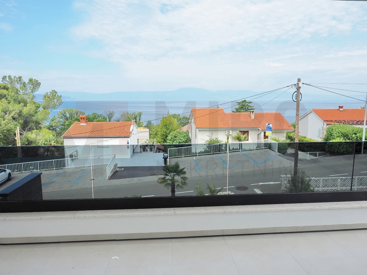 Njivice, ekskluzivna vila z bazenom 120 m od plaže, PRODAJA!
