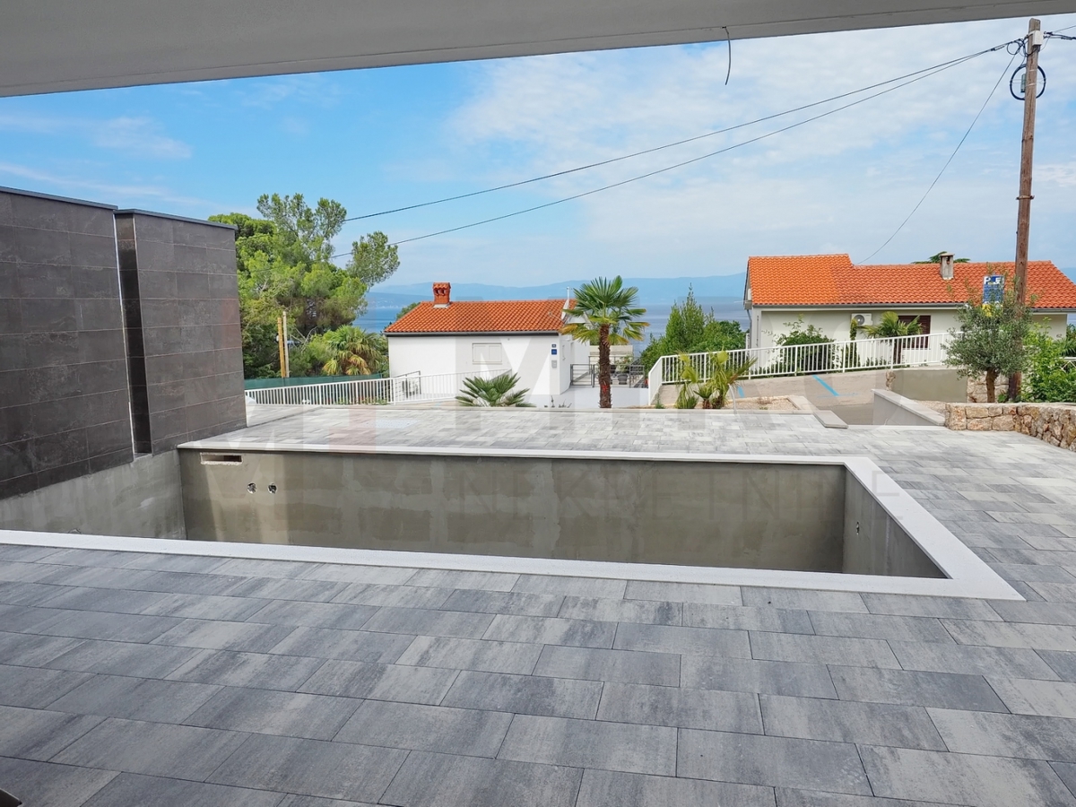 Njivice, ekskluzivna vila z bazenom 120 m od plaže, PRODAJA!