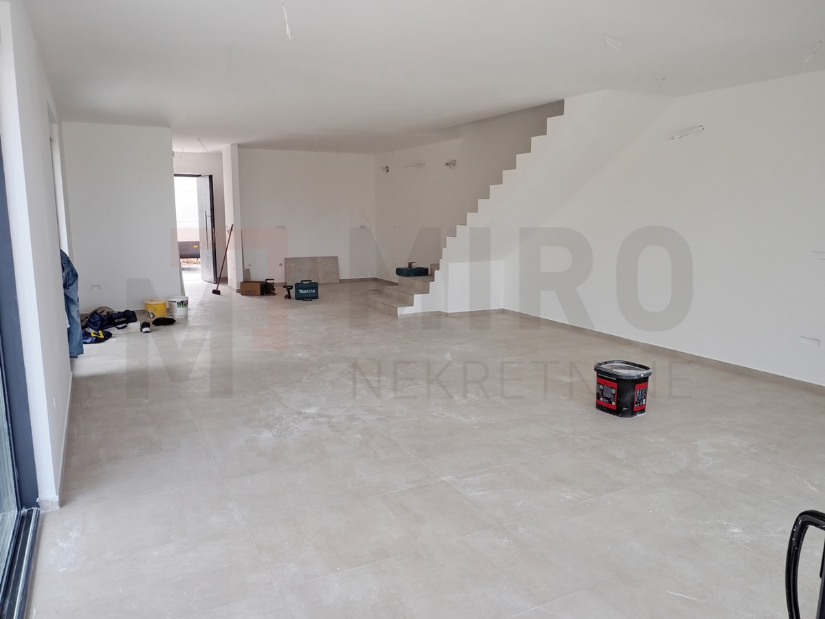 Njivice, ekskluzivna vila z bazenom 120 m od plaže, PRODAJA!