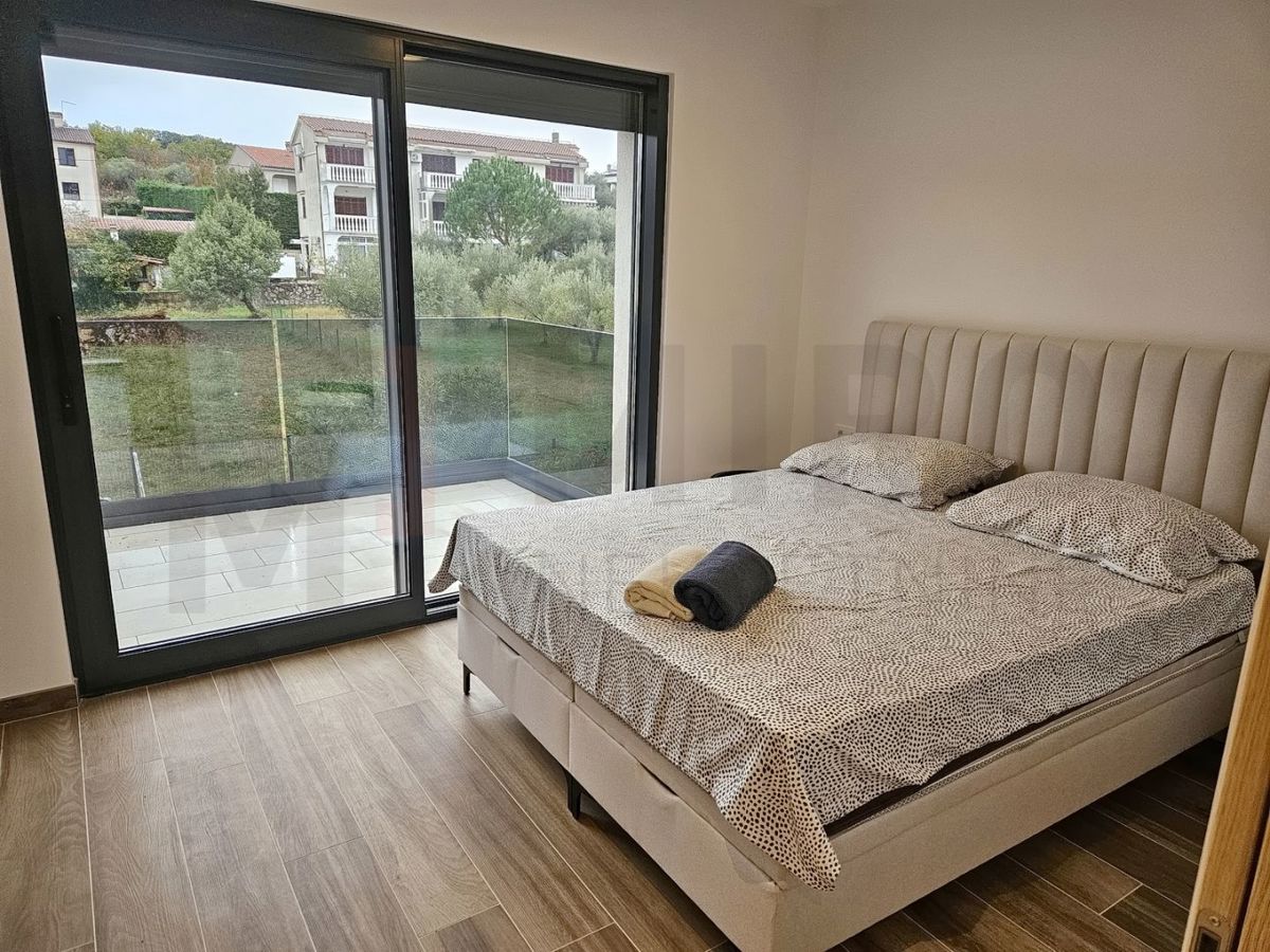 Malinska, nov dvoetažni apartma z bazenom blizu morja, PRODAJA!