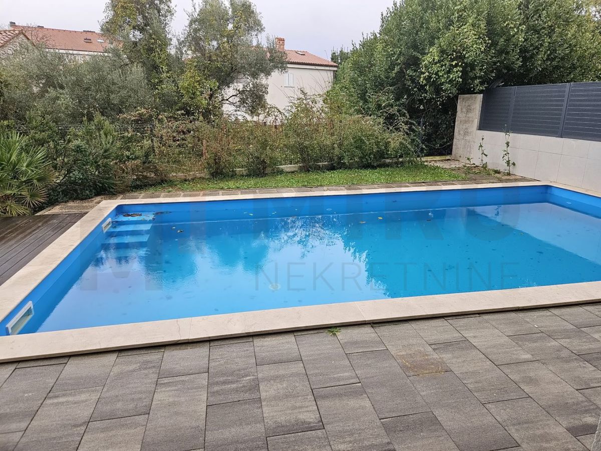 Malinska, nov dvoetažni apartma z bazenom blizu morja, PRODAJA!