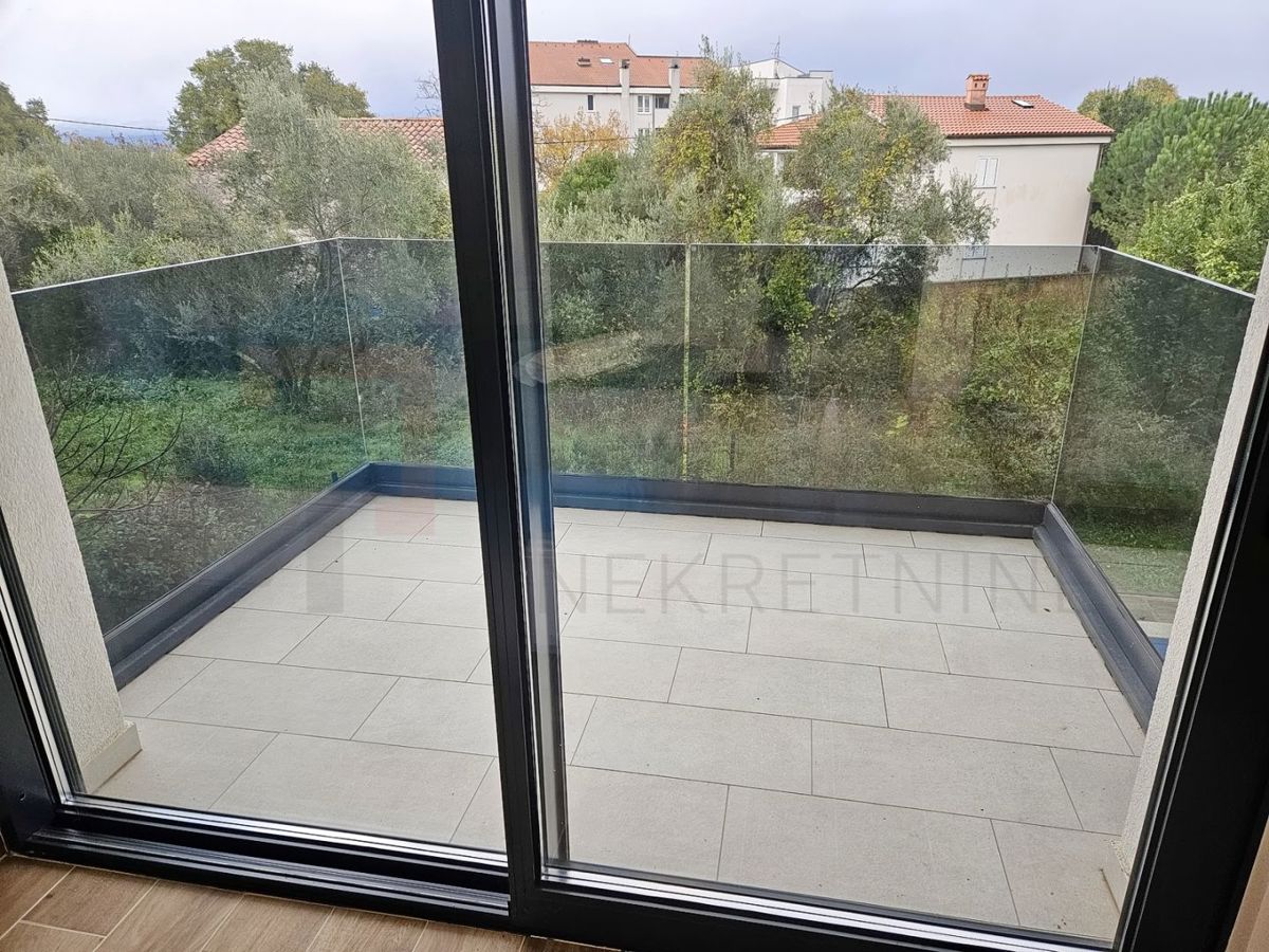 Malinska, nov dvoetažni apartma z bazenom blizu morja, PRODAJA!
