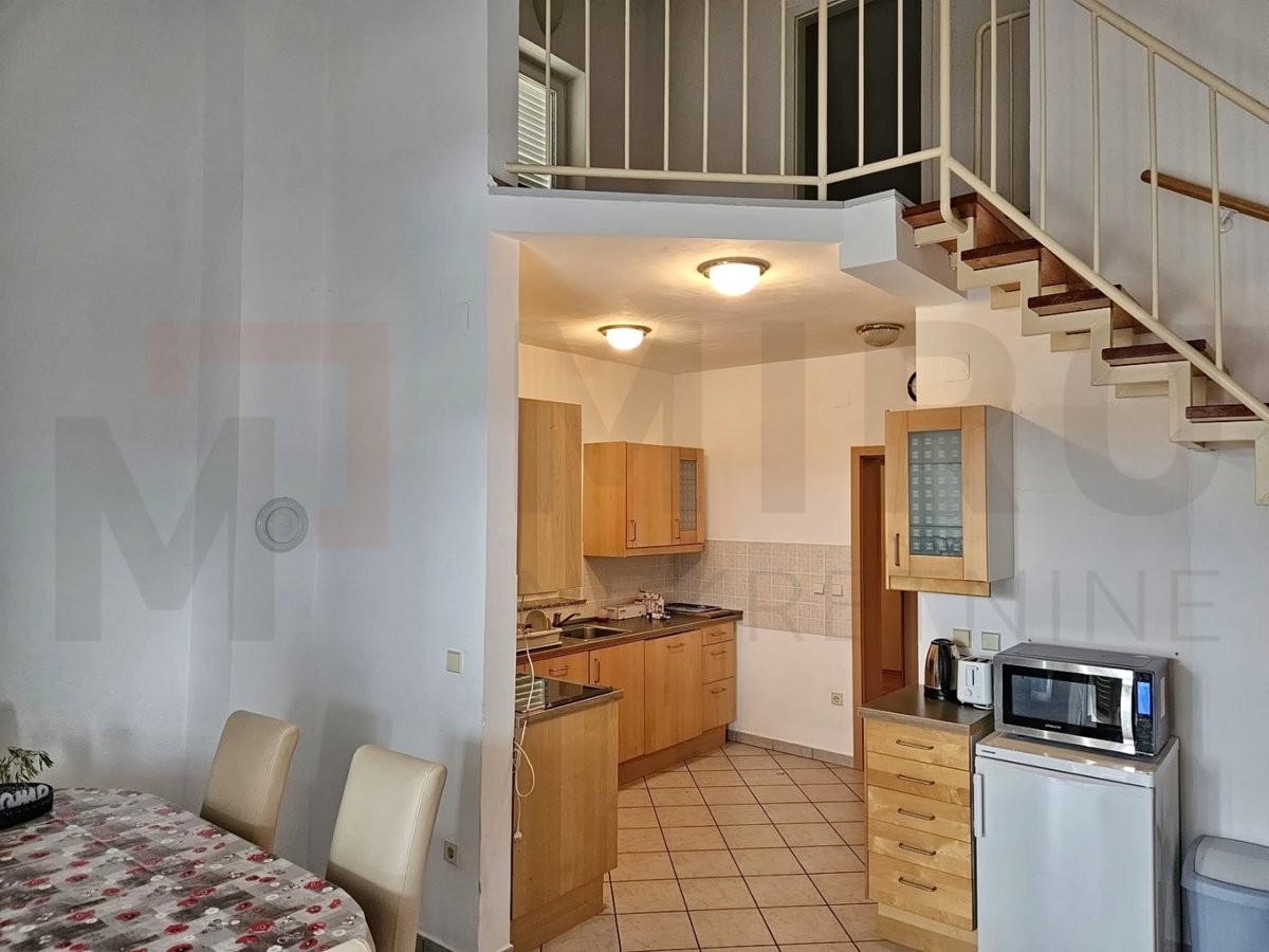 Malinska, dvoetažni apartma na odlični lokaciji, PRODAJA!