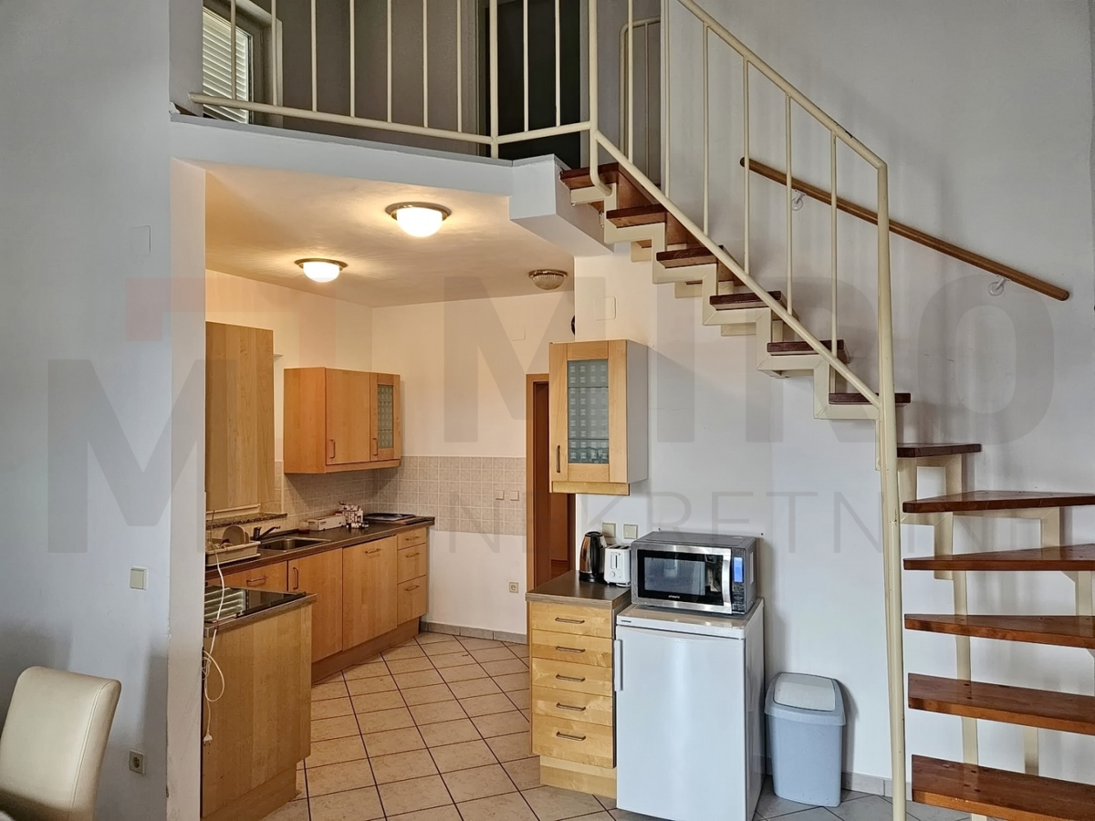 Malinska, dvoetažni apartma na odlični lokaciji, PRODAJA!