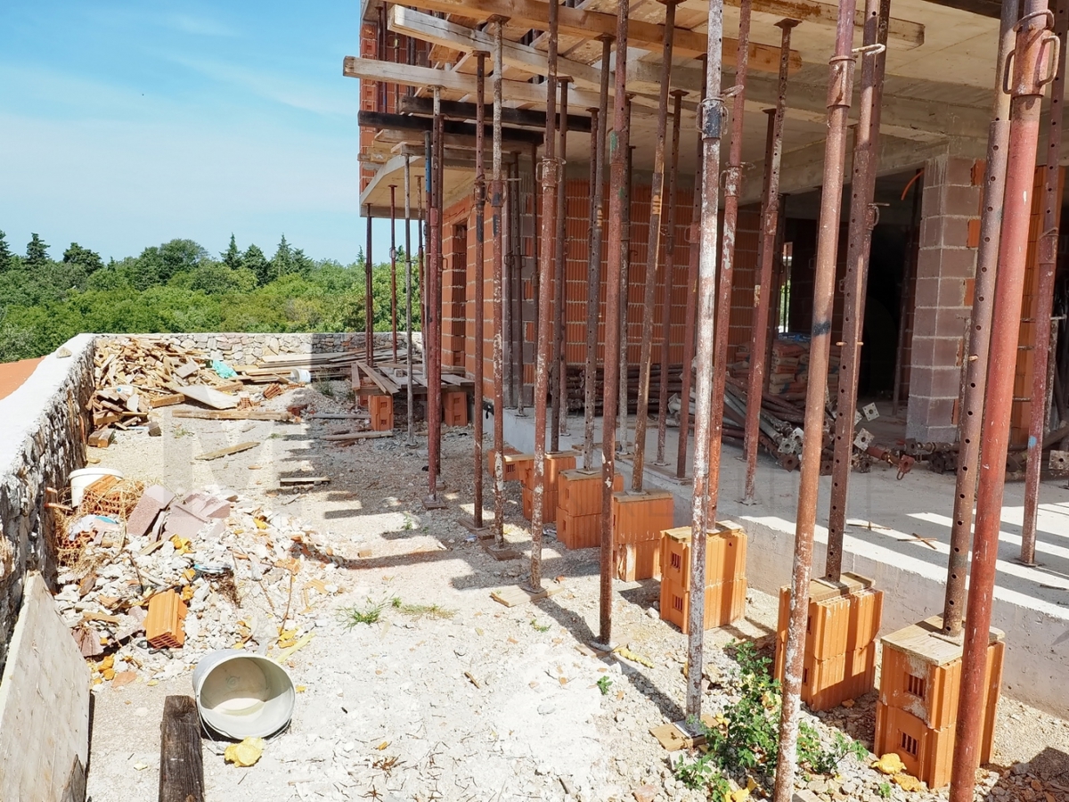 Mesto Krk, okolica, moderna novogradnja z bazenom in panoramskim pogledom na morje