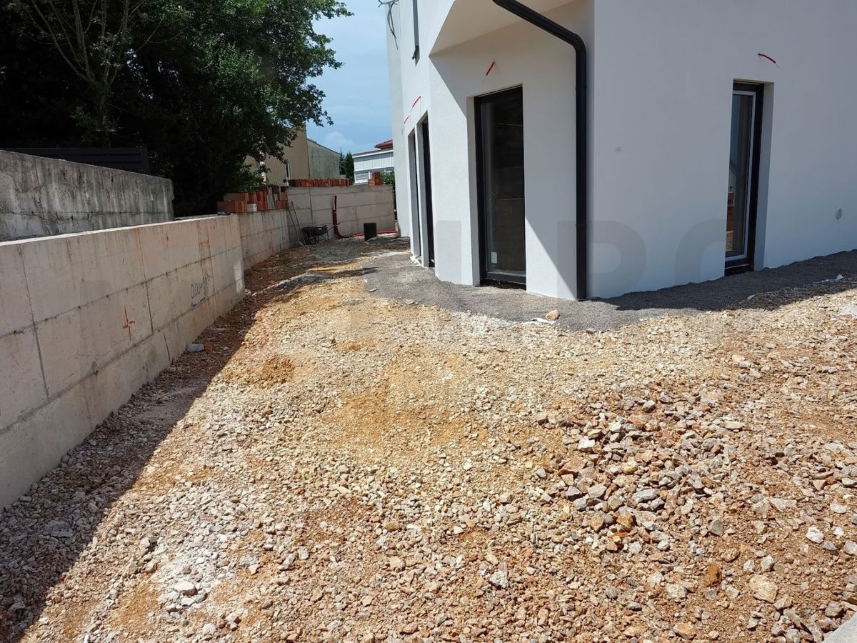 Malinska, prodaja novega dvojčka z vrtom!