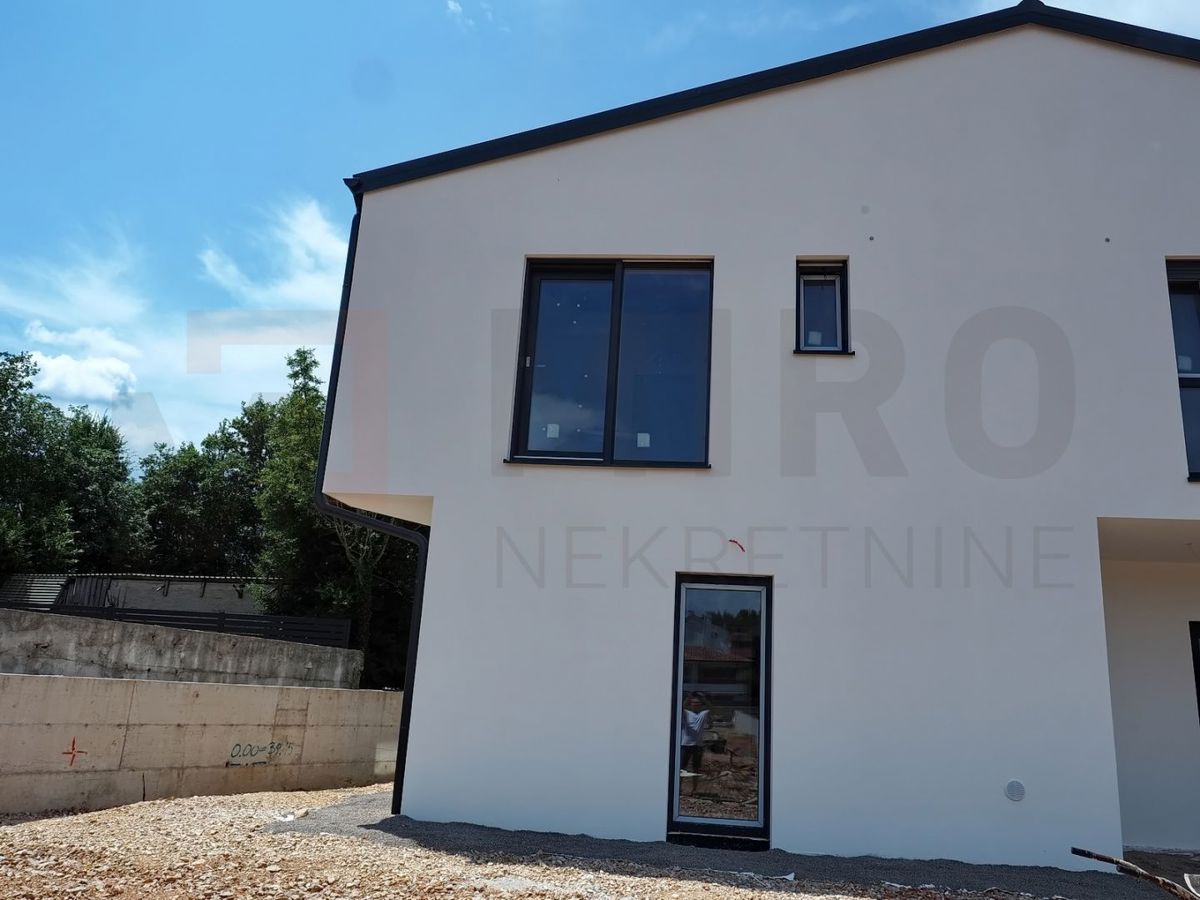 Malinska, prodaja novega dvojčka z vrtom!