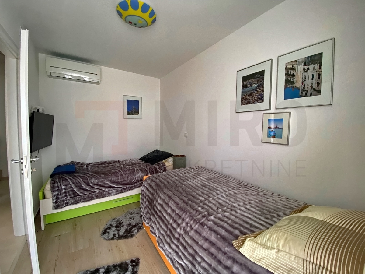 Njivice, dvoetažni apartma z bazenom in pogledom na morje, PRODAJA!