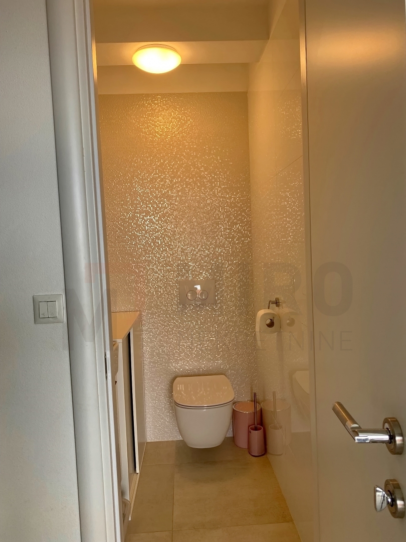 Njivice, dvoetažni apartma z bazenom in pogledom na morje, PRODAJA!