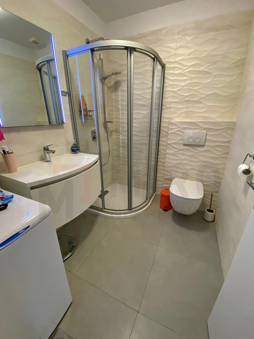Njivice, dvoetažni apartma z bazenom in pogledom na morje, PRODAJA!