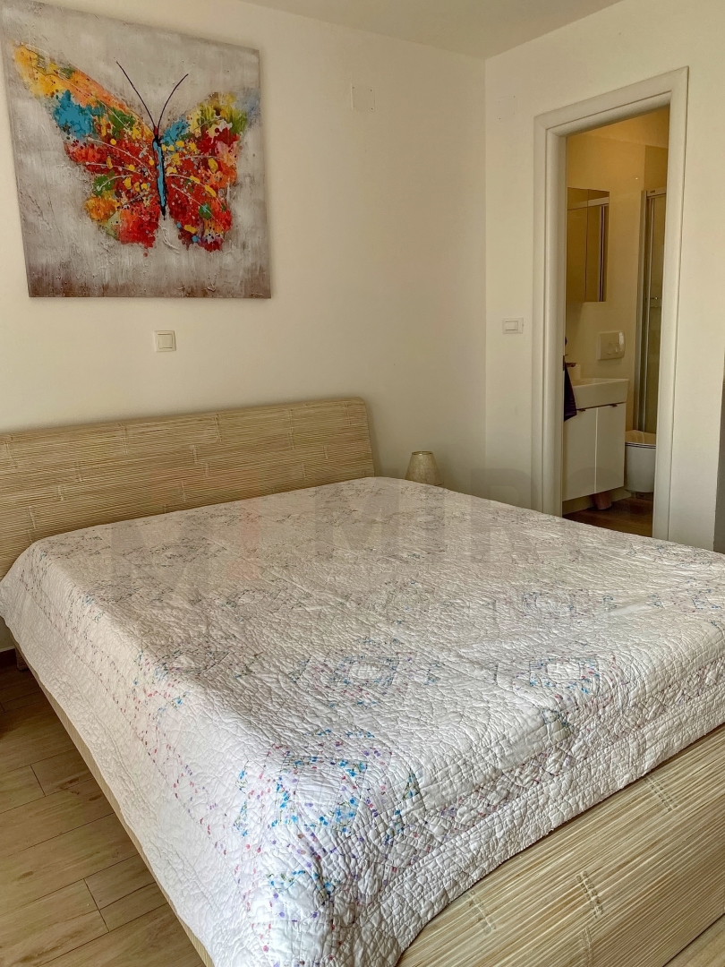 Njivice, dvoetažni apartma z bazenom in pogledom na morje, PRODAJA!