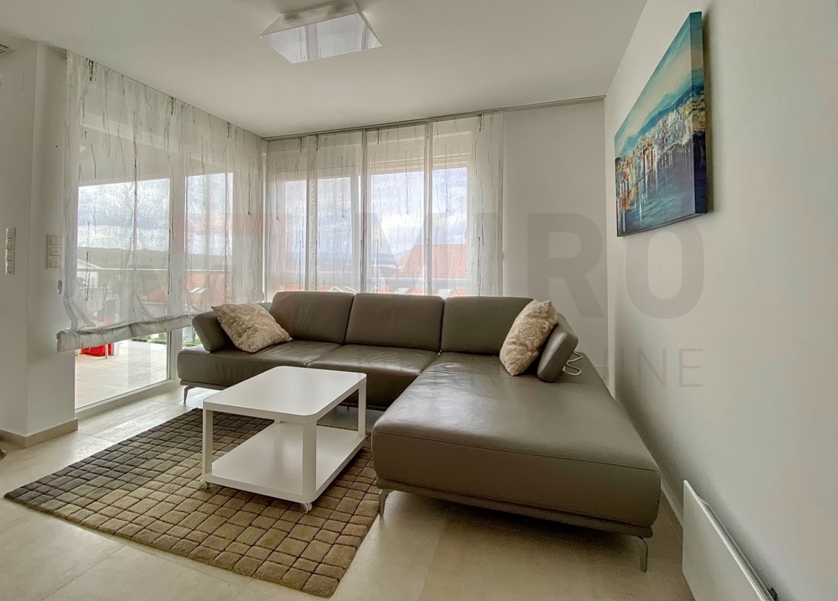 Njivice, dvoetažni apartma z bazenom in pogledom na morje, PRODAJA!