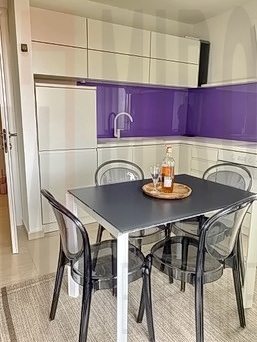 Njivice, dvoetažni apartma z bazenom in pogledom na morje, PRODAJA!