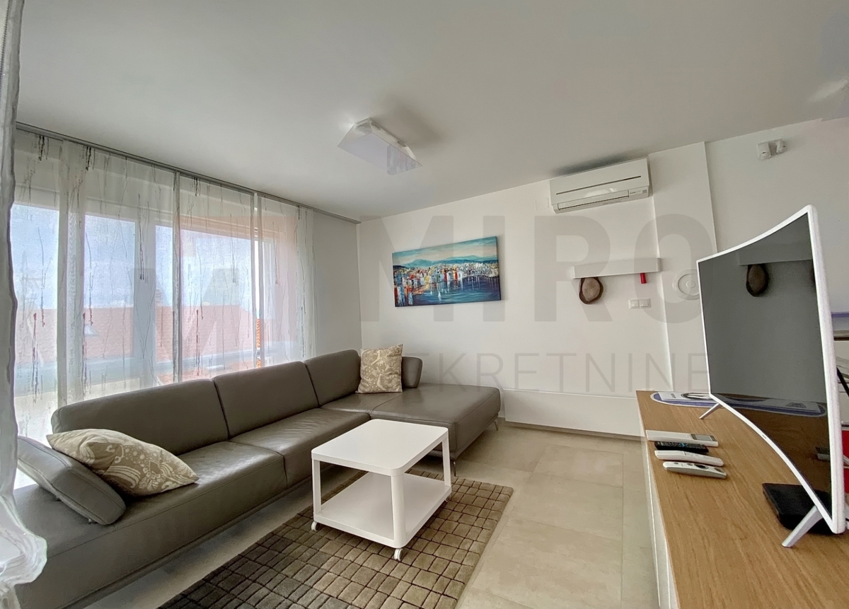 Njivice, dvoetažni apartma z bazenom in pogledom na morje, PRODAJA!