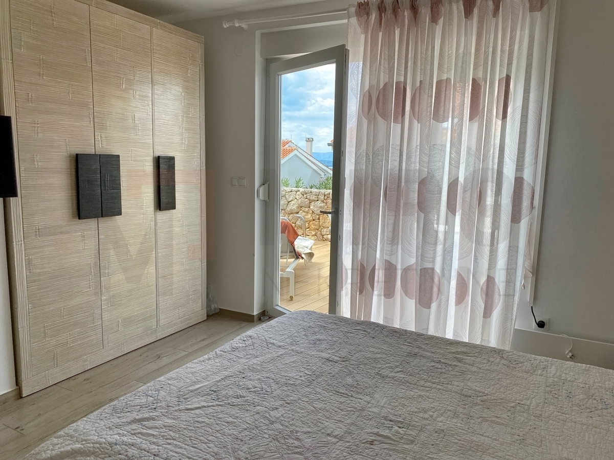 Njivice, dvoetažni apartma z bazenom in pogledom na morje, PRODAJA!