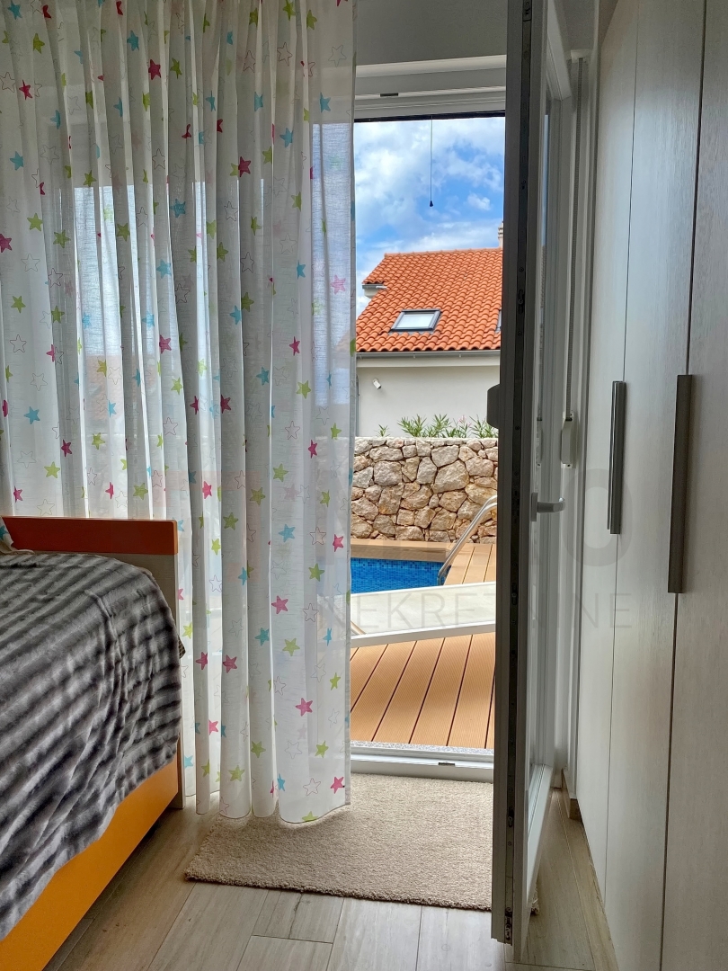 Njivice, dvoetažni apartma z bazenom in pogledom na morje, PRODAJA!