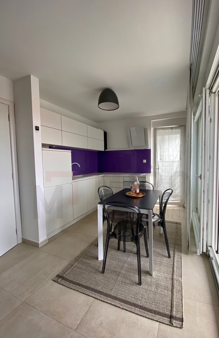 Njivice, dvoetažni apartma z bazenom in pogledom na morje, PRODAJA!