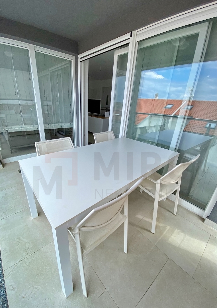 Njivice, dvoetažni apartma z bazenom in pogledom na morje, PRODAJA!