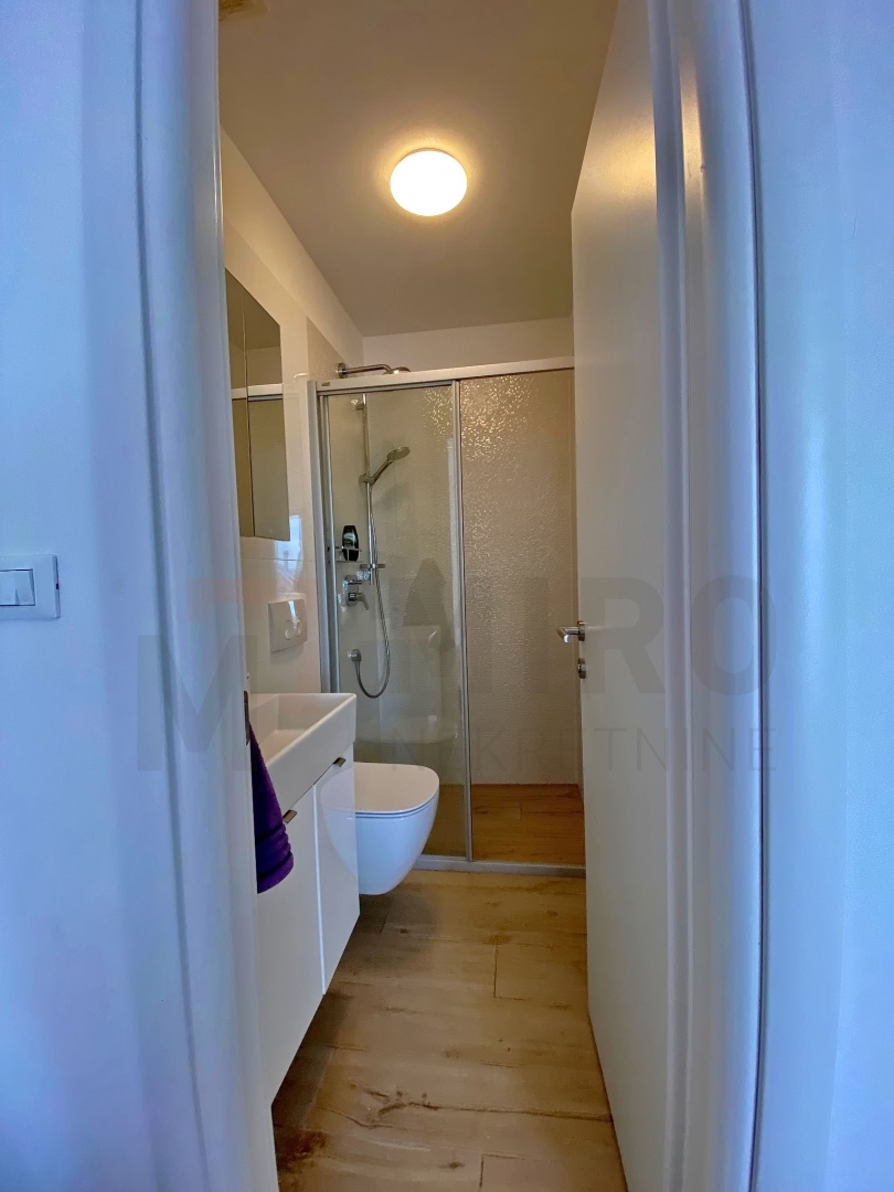 Njivice, dvoetažni apartma z bazenom in pogledom na morje, PRODAJA!
