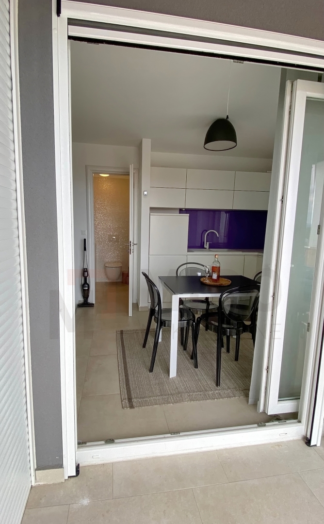 Njivice, dvoetažni apartma z bazenom in pogledom na morje, PRODAJA!