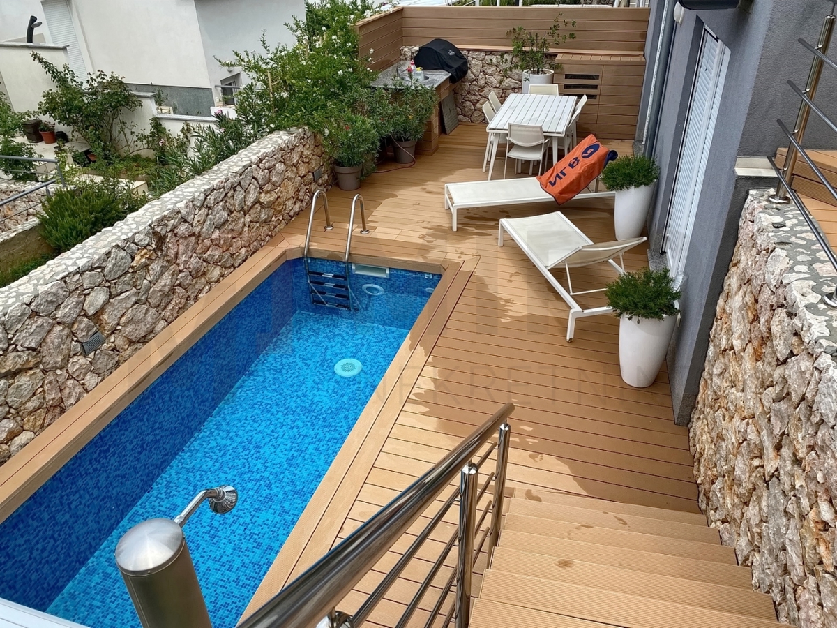 Njivice, dvoetažni apartma z bazenom in pogledom na morje, PRODAJA!