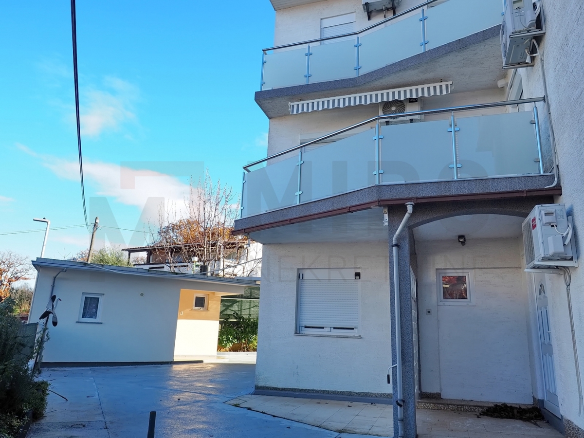 Malinska, dvojček s 4 apartmaji in pogledom na morje, PRODAJA!
