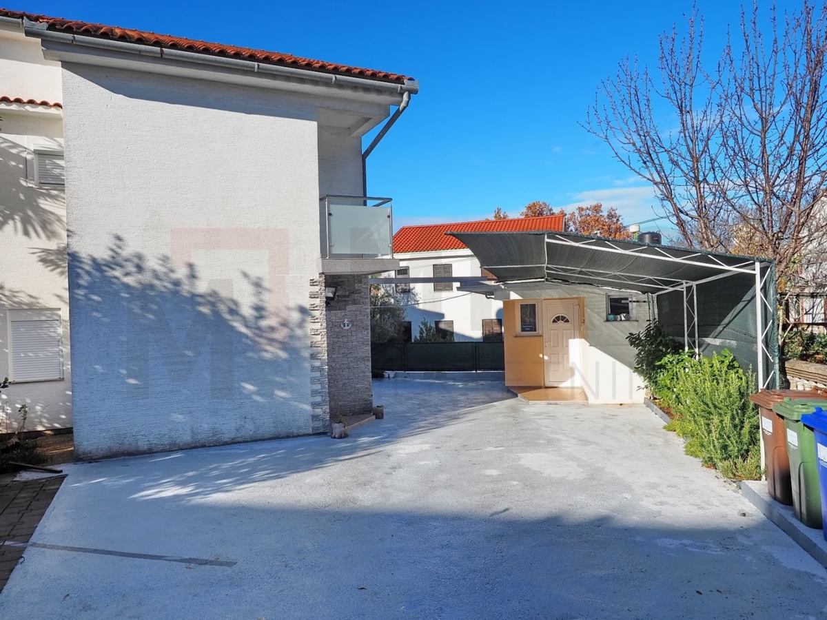 Malinska, dvojček s 4 apartmaji in pogledom na morje, PRODAJA!