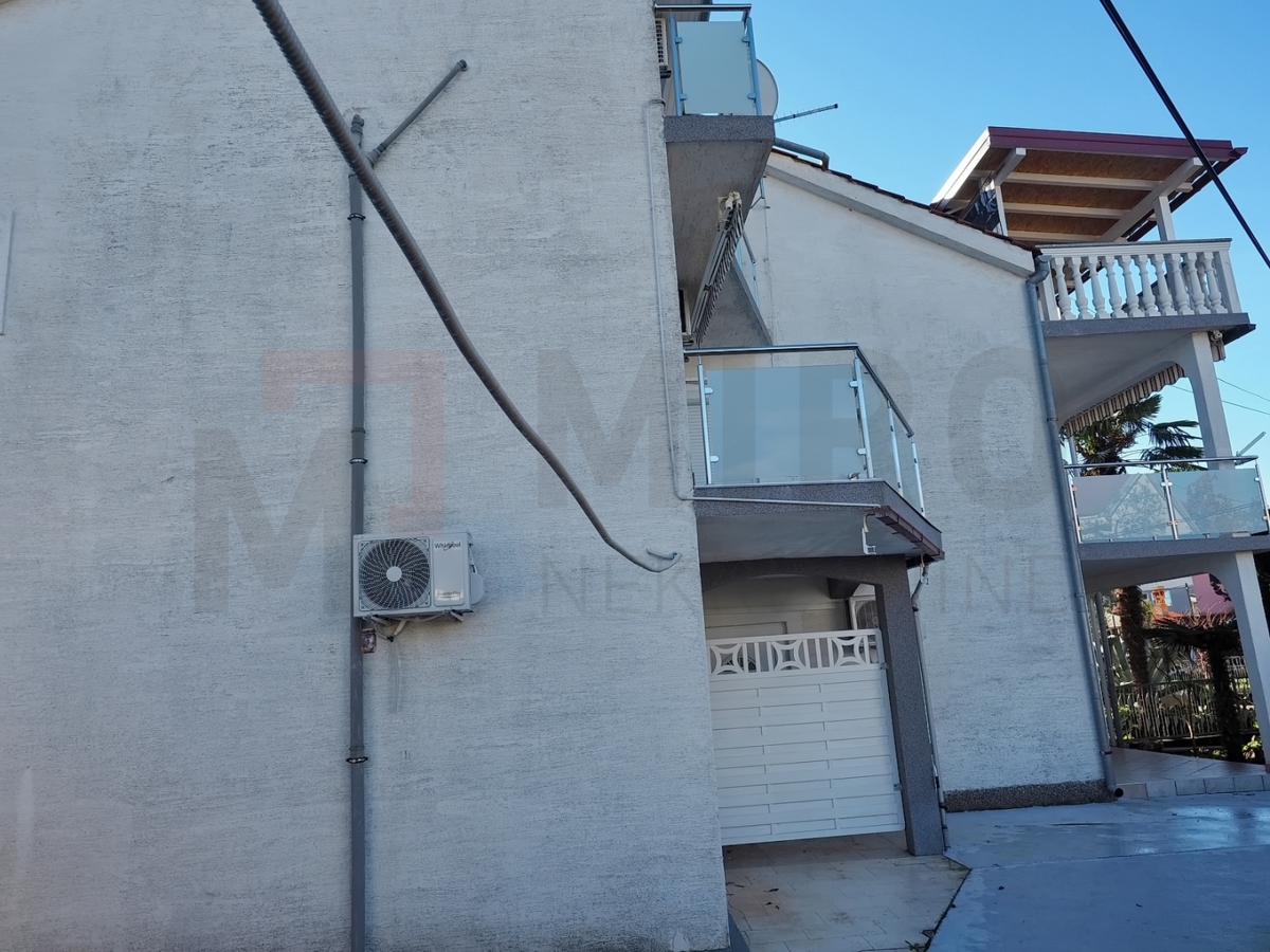 Malinska, dvojček s 4 apartmaji in pogledom na morje, PRODAJA!