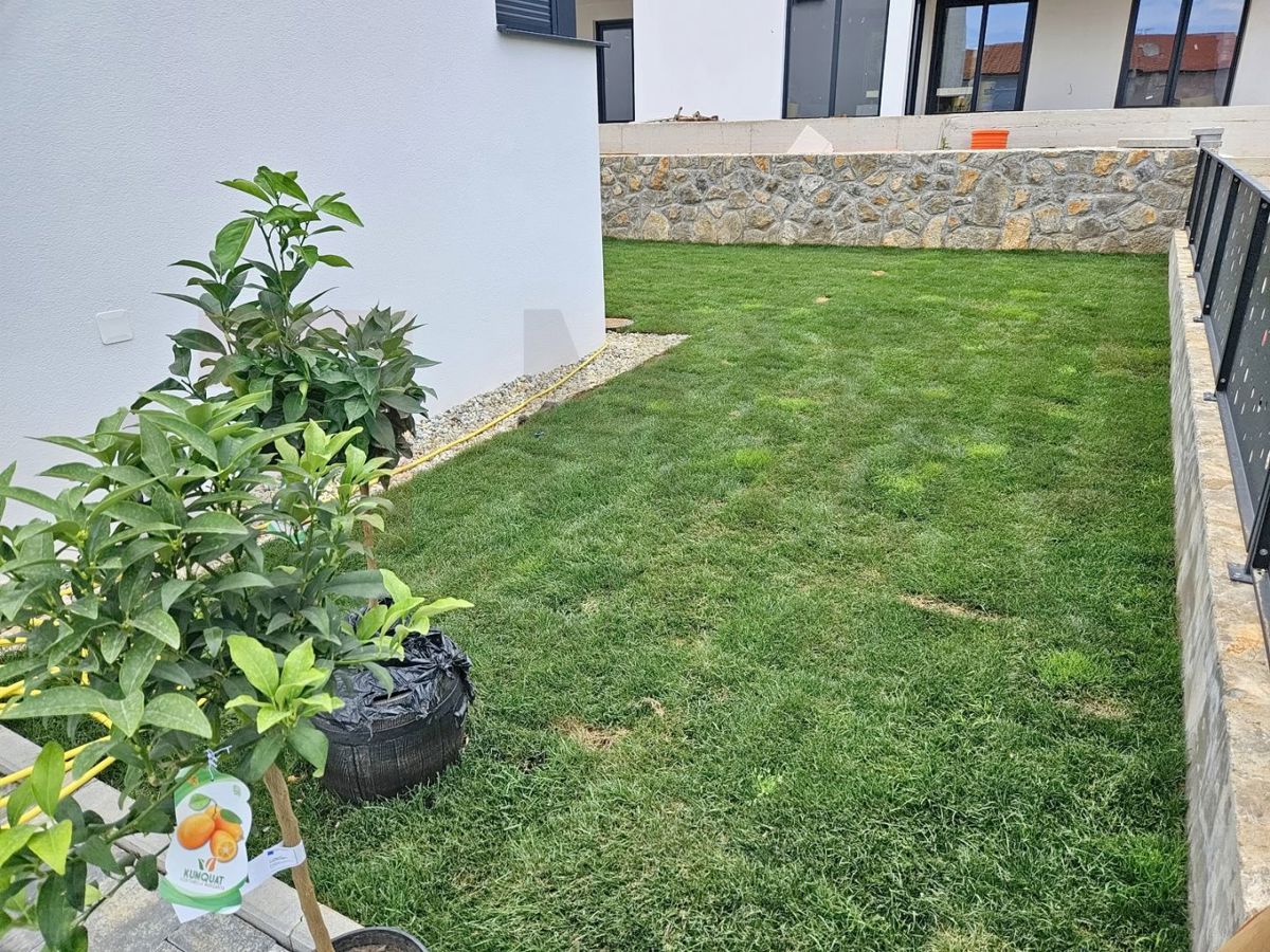 Malinska, nova opremljena hiša dvojček z bazenom, PRODAJA!