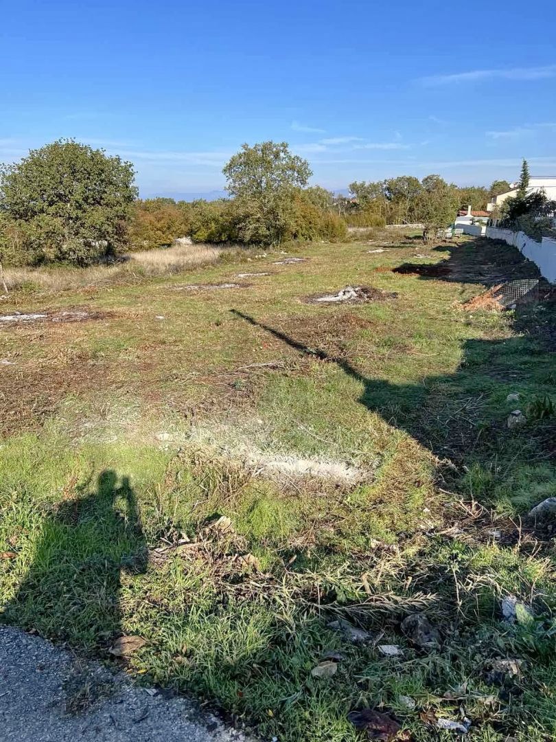 Otok Krk, Malinska, kvalitetno gradbeno zemljišče za gradnjo samostojne hiše z bazenom, PRODAJA!
