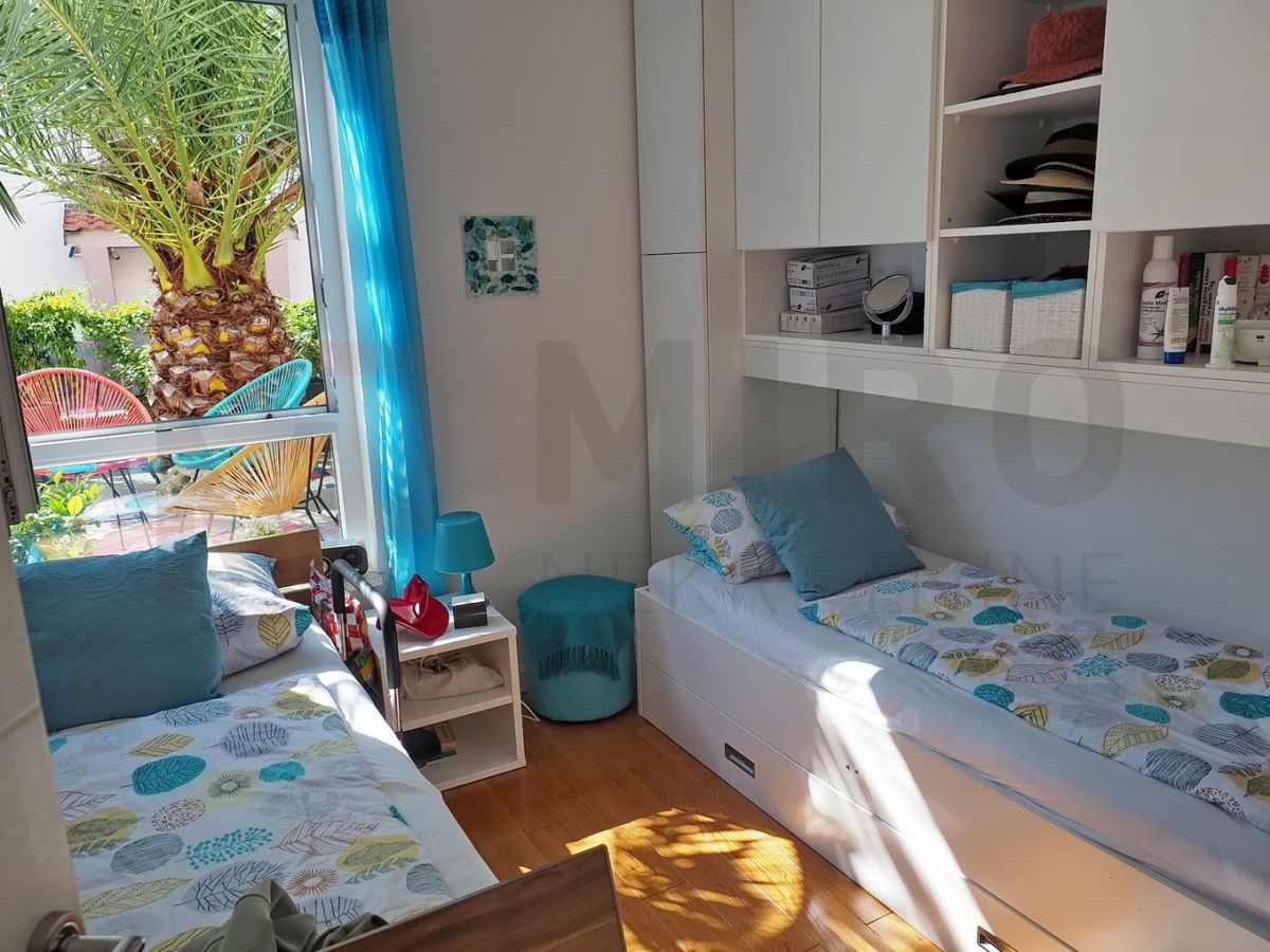 Njivice, opremljeno stanovanje v pritličju z vrtom 150 m od morja, PRODAJA!