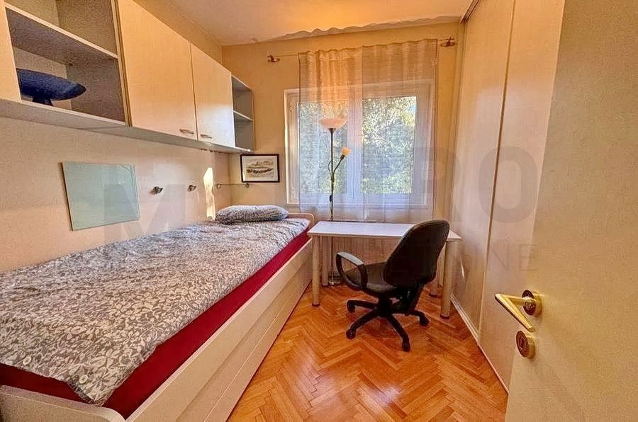 Polno, udobno stanovanje na odlični lokaciji 100 m od morja!