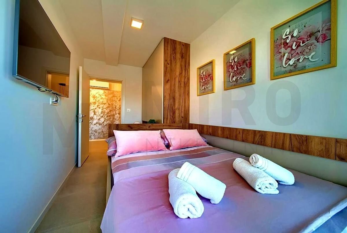 Malinska, udoben dvoetažni apartma z bazenom in vrtom!