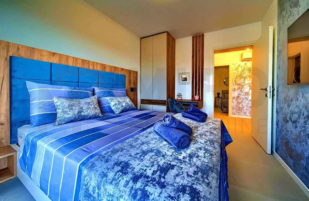 Malinska, udoben dvoetažni apartma z bazenom in vrtom!