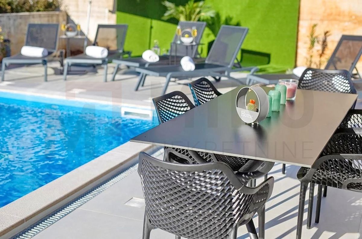 Malinska, udoben dvoetažni apartma z bazenom in vrtom!